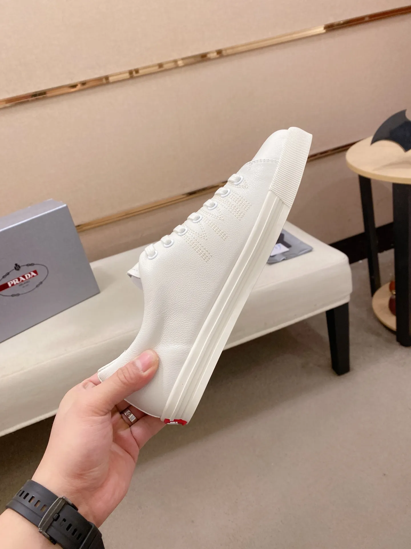 Factory price 560💰 ✔️✔️✔️Higher version High-quality new PRADA (Prada) counters are launched simultaneously. The new men's shoes and 😘fabric are made of selected first-layer cowhide with superb craftsmanship. Lining: Full cowhide lining. 👍🏿 High-end ☄️ air-cushion molded anti-slip rubber outsole, exquisite lines, simple and elegant, comfortable and high-end for leisure travel. Code number: 38 to 45